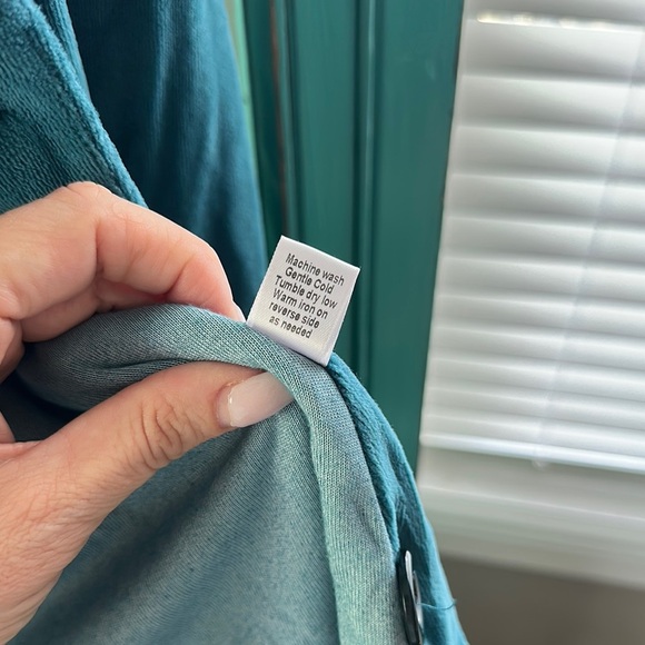 Chic Teal Women's Velvet Blazer by Lesley Evers - Picture 5 of 7